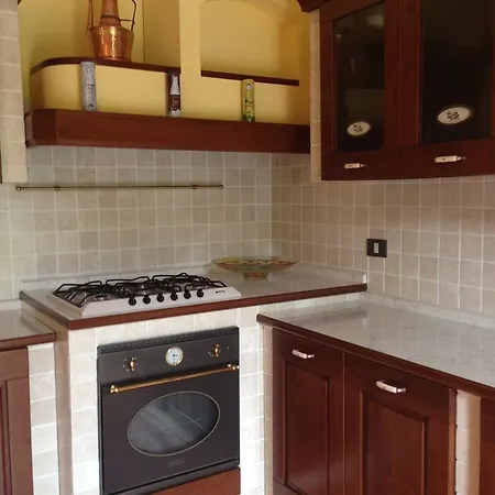 בית נופש Omas Haus טוסקולנו מדרנו
