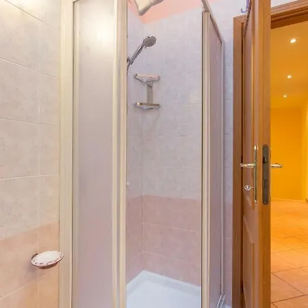 בית נופש Omas Haus טוסקולנו מדרנו